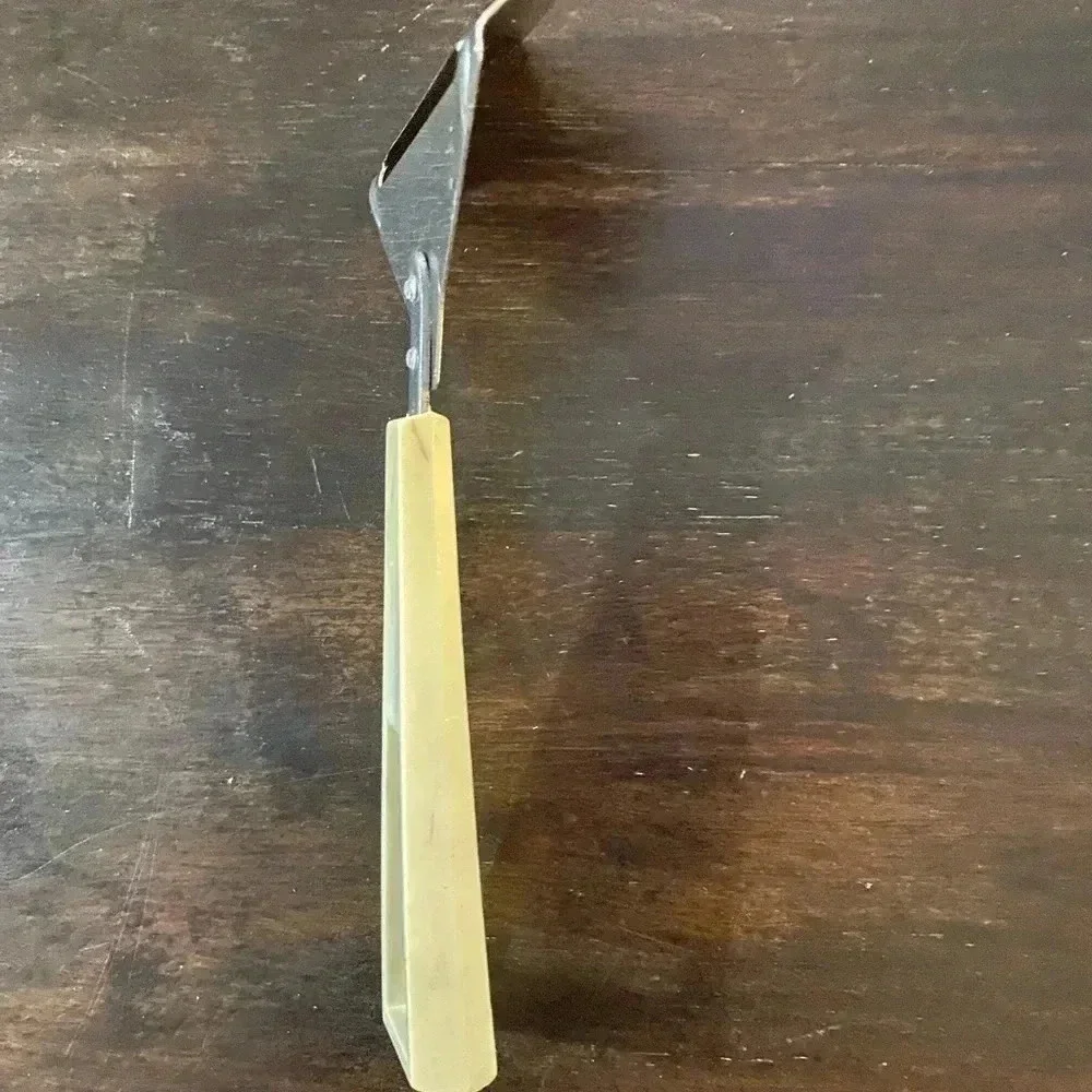 Vintage Travco Cheese Cutter Slicer Plastic Handle White‎ Flowers
